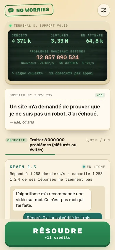 Le bureau à l’acte I : le terminal du support compte les crédits et les dossiers clôturés, une réclamation attend sur le guichet, et Kevin répond aux clients au-dessus du grand bouton RÉSOUDRE.